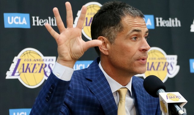 官宣！湖人签约12+11高塔，身高213cm会投篮，连签5大中锋太疯狂